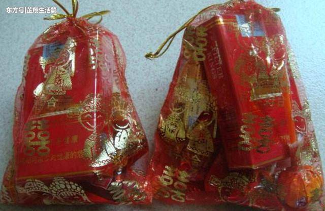 養母的兒子結婚我隨禮兩萬，養母回贈我一包喜糖，打開我熱淚盈眶