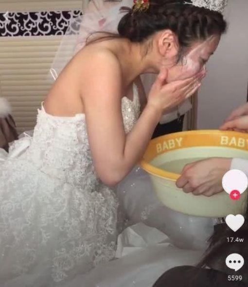 世上最霸氣新娘！迎娶時當場「卸妝」一抬頭 網友全嚇傻：新郎上輩子一定有燒好香！