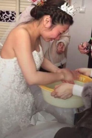 世上最霸氣新娘！迎娶時當場「卸妝」一抬頭 網友全嚇傻：新郎上輩子一定有燒好香！