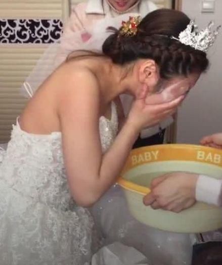 世上最霸氣新娘！迎娶時當場「卸妝」一抬頭 網友全嚇傻：新郎上輩子一定有燒好香！