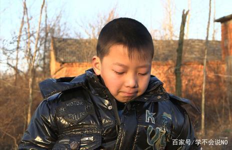 我打工兩年，回家見妻子走路樣子奇怪，鄰居無意說漏嘴，我報了警