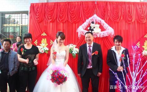 我打工兩年，回家見妻子走路樣子奇怪，鄰居無意說漏嘴，我報了警