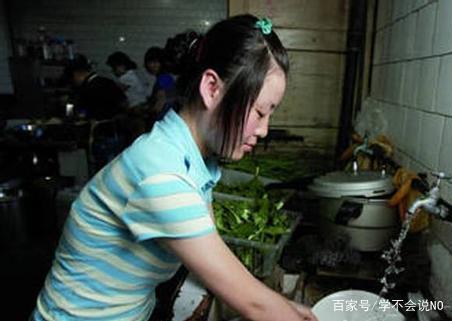 我打工兩年，回家見妻子走路樣子奇怪，鄰居無意說漏嘴，我報了警