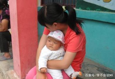 我打工兩年，回家見妻子走路樣子奇怪，鄰居無意說漏嘴，我報了警