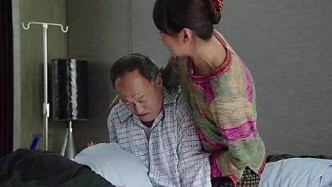 父親失禁，請來保姆後卻從未尿過褲子，女兒納悶，裝監控一瞧淚流滿面