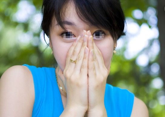 父親失禁，請來保姆後卻從未尿過褲子，女兒納悶，裝監控一瞧淚流滿面