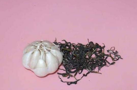 把大蒜和茶葉放一起，解決了不少男女朋友的困擾，學會了受用一生