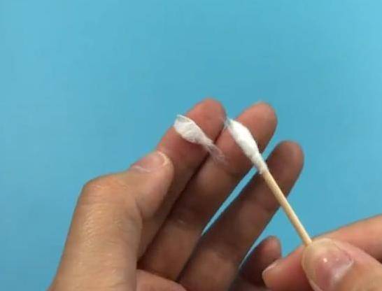 牙籤插進手機充電口裡，解決了家家戶戶的難題，既省錢又實用