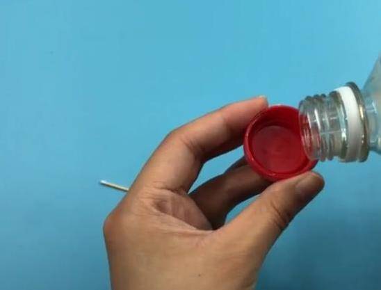 牙籤插進手機充電口裡，解決了家家戶戶的難題，既省錢又實用
