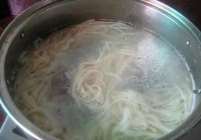 媳婦太有才！她把食鹽倒進鍋裡，驚喜發生了，清潔專家都不輕易外傳的祕方