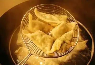 媳婦太有才！她把食鹽倒進鍋裡，驚喜發生了，清潔專家都不輕易外傳的祕方