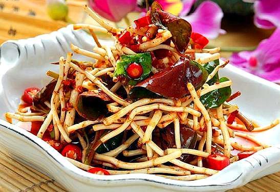 如果你「脾胃濕熱、脘腹脹滿」，那可以試試吃涼拌「綠色青黴素」