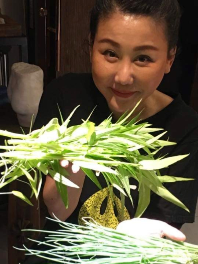 時尚教主藍心湄53歲「身材超逆天」！ 曝飲食妙招「就靠2個字」 籲年輕人多打拚：50歲吃苦才叫苦