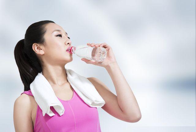 晚上喝白開水的朋友，要注意了！這杯水你喝對了嗎？
