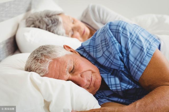 60歲後，常保持這一睡姿的人，往往不易患老年痴呆症，看你是嗎？