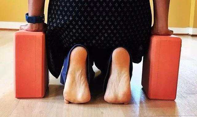 睡前這樣趴10分鐘，等於跑步1小時！每天一次，頸椎不疼了，肩膀也不麻了