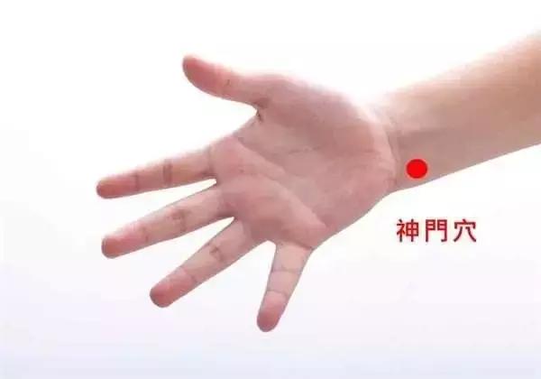 按一個穴位，養心安神，躺下就可能睡著！今晚就試試