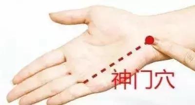 按一個穴位，養心安神，躺下就可能睡著！今晚就試試