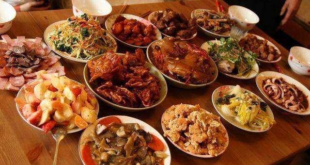 兒媳主動做年夜飯，豐盛的飯菜做好後，兒媳摘下圍裙，俺報了警