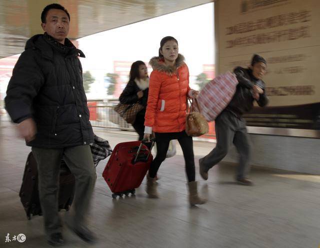 哥嫂外出打工六年，侄子扔給我們照顧，哥嫂回來後給了我們驚喜！