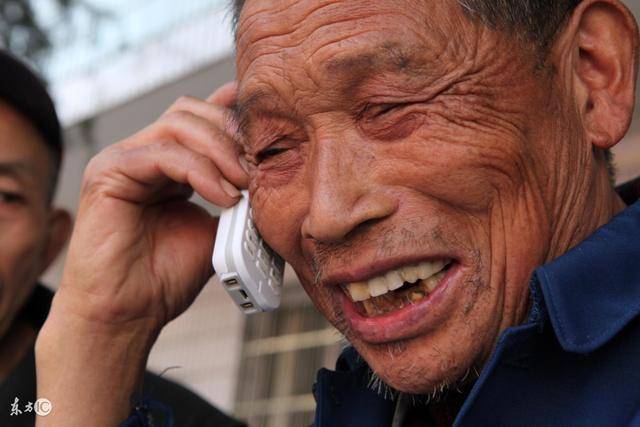 哥嫂外出打工六年，侄子扔給我們照顧，哥嫂回來後給了我們驚喜！