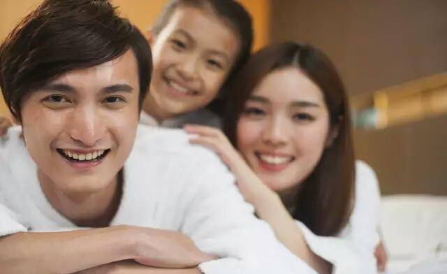 兒子賭氣外出十年，發財後帶五十萬回家，進門後看到一個人呆了
