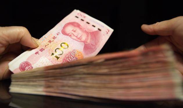 兒子賭氣外出十年，發財後帶五十萬回家，進門後看到一個人呆了