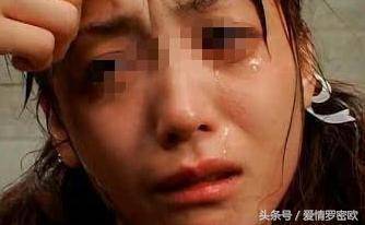 我挺大肚子參加前夫婚禮，前公婆給了我個存摺，看到數額我痛哭！