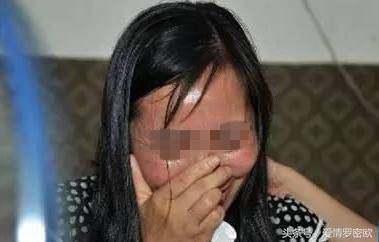 我挺大肚子參加前夫婚禮，前公婆給了我個存摺，看到數額我痛哭！