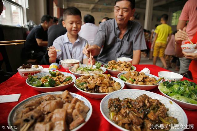 父親參加婚宴，岳父不讓他上桌，老闆見了卻要免單，岳父尷尬了