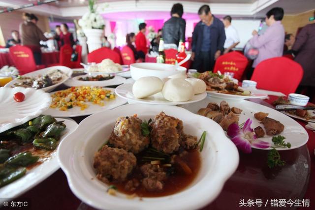 父親參加婚宴，岳父不讓他上桌，老闆見了卻要免單，岳父尷尬了