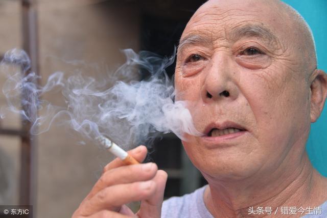父親參加婚宴，岳父不讓他上桌，老闆見了卻要免單，岳父尷尬了