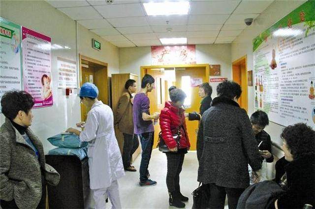 孕婦生孩子陪產來了13人，卻沒有一人上前抱孩子，網友：真幸福！
