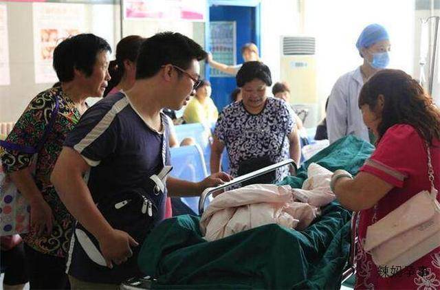 孕婦生孩子陪產來了13人，卻沒有一人上前抱孩子，網友：真幸福！
