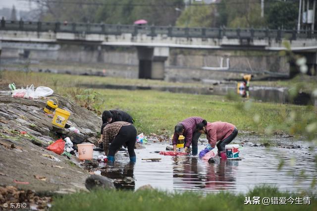 妻子剛流產，媽非讓她洗衣服，俺怒推倒她，瞥見地上，俺怒扇自己