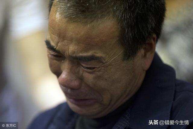 妻子剛流產，媽非讓她洗衣服，俺怒推倒她，瞥見地上，俺怒扇自己