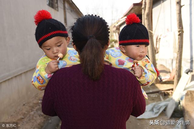 俺生雙胞胎後，被婆婆趕出家門，5年後回家，俺雙膝跪地謝婆婆