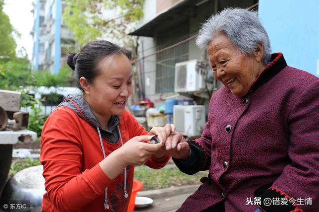 俺生雙胞胎後，被婆婆趕出家門，5年後回家，俺雙膝跪地謝婆婆