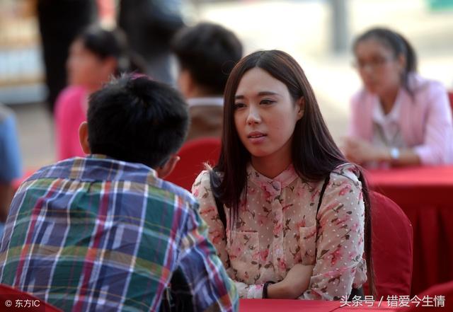 離婚六年，偶遇前妻賣小吃，瞅見她身邊小男孩，差點找不到回家路