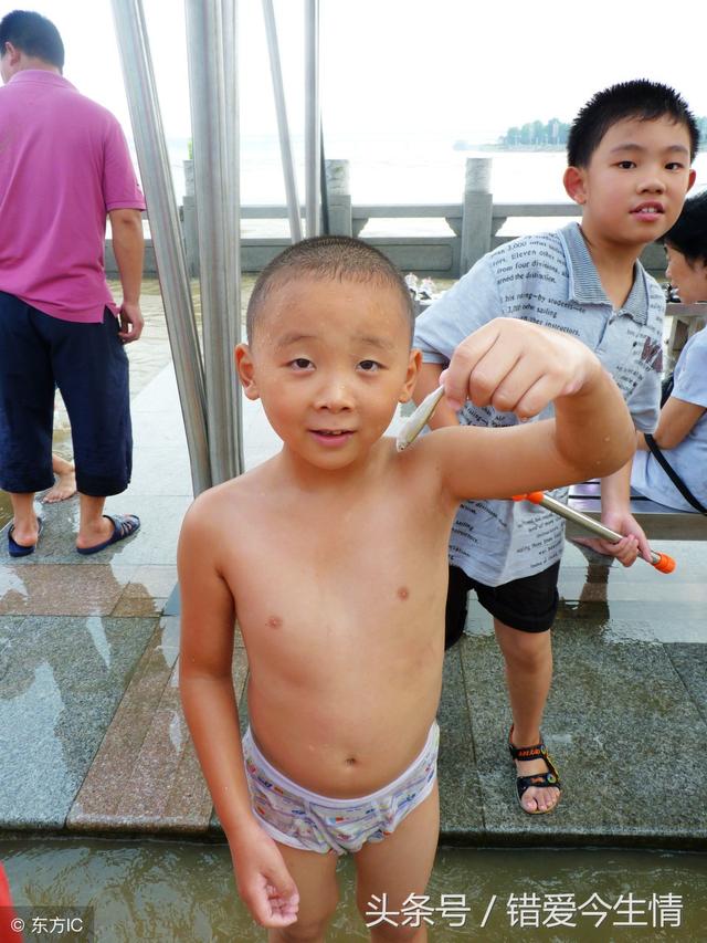 離婚六年，偶遇前妻賣小吃，瞅見她身邊小男孩，差點找不到回家路