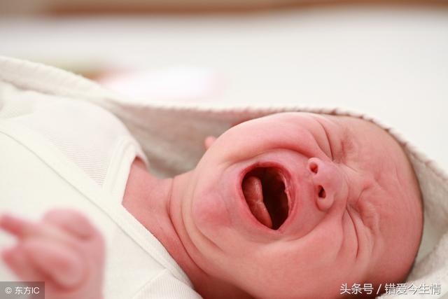 婆婆來家後，孩子一躺下就哭鬧，拆開床上的褥子，淚水止不住流
