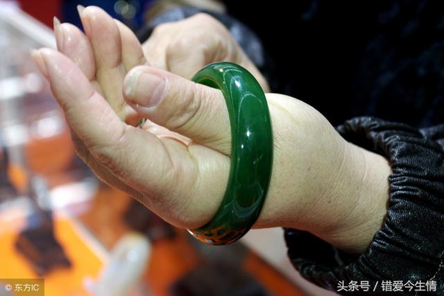 男友帶我見父母，准婆婆送我傳家寶，瞅見牆上的全家福我差點暈倒