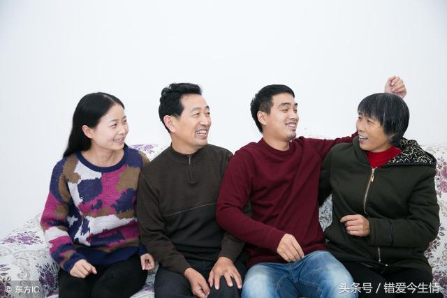 男友帶我見父母，准婆婆送我傳家寶，瞅見牆上的全家福我差點暈倒