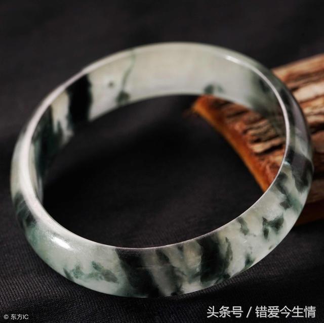 公公臨終前手一直指著房梁，兒子從房梁取出破盒子，打開後炸了鍋