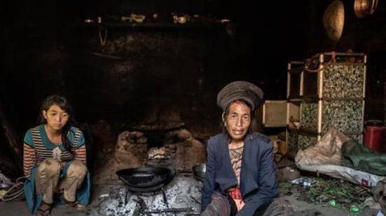 娘安葬後老屋沒人住，半夜總亮起燈，女兒一進屋當場眼淚落下