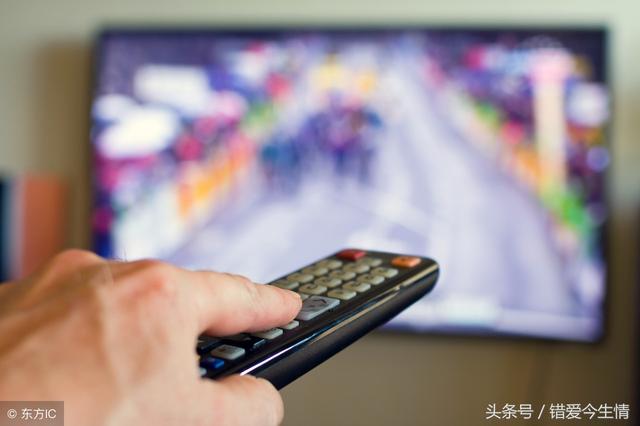 老公出差托我照顧公公，臨睡前給他送牛奶，瞅見電視機，我紅了臉