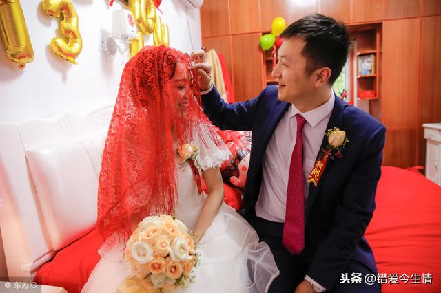 新婚夜，丈夫喂俺安眠藥，俺假裝吃了睡著，偶然睜開眼，俺傻住