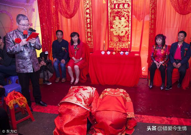 新婚夜，丈夫喂俺安眠藥，俺假裝吃了睡著，偶然睜開眼，俺傻住