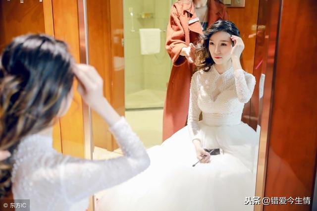 新婚夜，丈夫喂俺安眠藥，俺假裝吃了睡著，偶然睜開眼，俺傻住