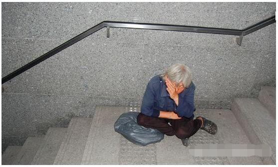 下班回來，卻看到母親睡在大門口，進門看到老婆，我把母親關門外 